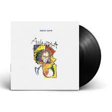 La portada presenta una representación artística de Miles Davis, reflejando su evolución hacia nuevas sonoridades.