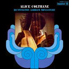 Portada del álbum "Huntington Ashram Monastery" de Alice Coltrane, con una imagen serena de la artista.