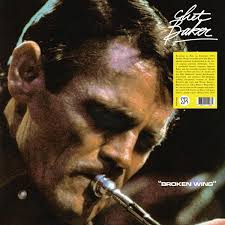 Portada del álbum "Broken Wing" de Chet Baker, con una imagen melancólica del trompetista.