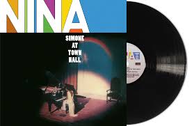 Portada del álbum "At Town Hall" de Nina Simone, con una imagen monocromática de la cantante en plena actuación.